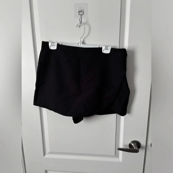 NWOT  | Zara | Black Petal Skort | Size XL - Picture 2 of 6